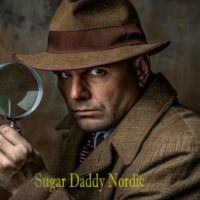 Opi olemaan sugar daddy ilman ongelmia nauttiaksesi vauvastasi Etsiväksi pukeutunut mies etsii vihjeitä suurennuslasilla välttääkseen ongelmia.