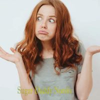 Vinkkejä perheellesi puhumiseen sugarbabe-elämästäsi. Punatukkainen tyttö suurilla sinisillä silmillä ja yllättyneellä ilmeellä näyttää selittävän jotain nolostuttavaa kehonkielensä perusteella.