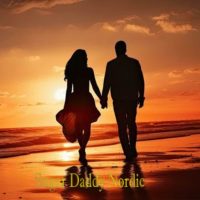 Sugardaddin ja sugarbabyn suhteen keskivaihe Mies ja nainen kävelevät käsi kädessä rannalla auringonlaskun aikaan romanttisessa tunnelmassa.