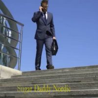 Mikä on Daddy Splenda ja mitä eroa on sugar daddysta? Mies puvussa puhuu puhelimessa kävellessään portaita alas ja edustaa "Splenda Daddyä".