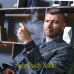 Tyylikäs kypsä mies polttaa piippua istuen ja rentoutuen.