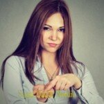 Kaunis tyttö ojentaa kätensä ja osoittaa sormellaan vihainen ilme kasvoillaan pyytäen lisää rahaa.