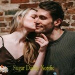 Nuori nainen pitää pientä leivosta samalla kun suutelee kypsää ja komeaa miestä.