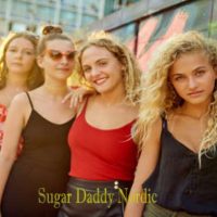 Sugar babes kertovat meille kokemuksistaan ja kuinka he elävät sugar dating. Ryhmä kauniita ja nuoria tyttöjä hymyilee ja pitää hauskaa.