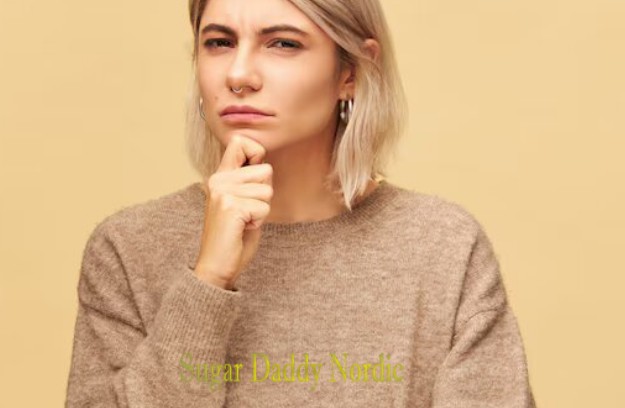 Sieviete tur roku pie zoda un šaubās.